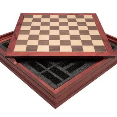 Caja de almacenamiento cerrada con tablero de ajedrez de madera sobre compartimentos de espuma