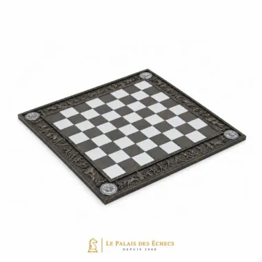 Tablero de ajedrez griego blanco y negro con borde decorado con motivos mitológicos