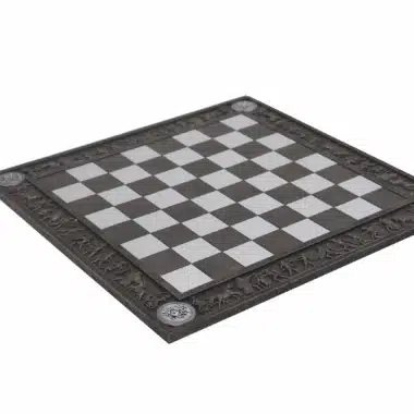 Tablero de ajedrez griego blanco y negro con borde decorado con motivos mitológicos