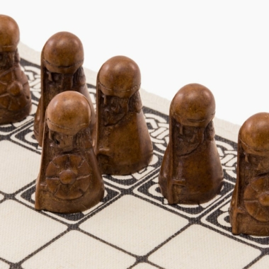 Juego Vikingo - Hnefatafl - Piezas de resina y superficie de juego de lino