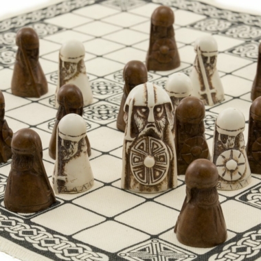 Juego Vikingo - Hnefatafl - Piezas de resina y superficie de juego de lino