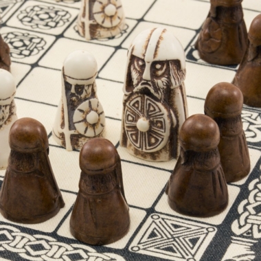 Juego Vikingo - Hnefatafl - Piezas de resina y superficie de juego de lino