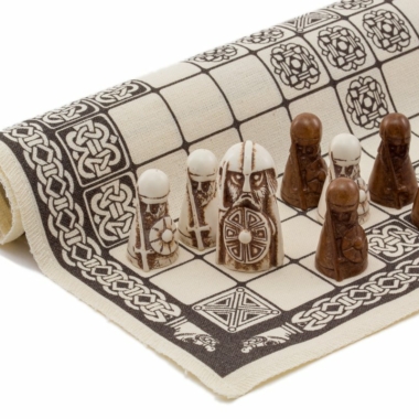 Juego Vikingo - Hnefatafl - Piezas de resina y superficie de juego de lino