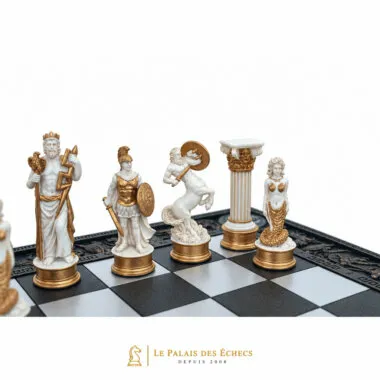 Piezas de Ares, Centauro y Medusa junto a una columna griega sobre el tablero