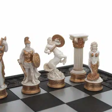 Piezas de Ares, Centauro y Medusa junto a una columna griega sobre el tablero
