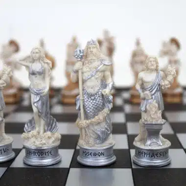 Alternative view of Juego de ajedrez de mitología griega pintado a mano y tablero de ajedrez griego en blanco y negro
