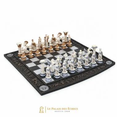 Juego de ajedrez Mitología Griega completo sobre tablero griego blanco y negro