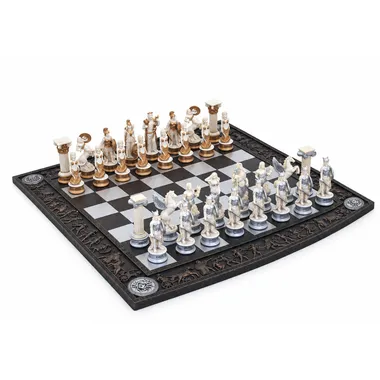 Juego de ajedrez Mitología Griega completo sobre tablero griego blanco y negro