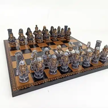 Juego de ajedrez con cabeza de muerte pintada a mano y tablero de ajedrez de cuero negro