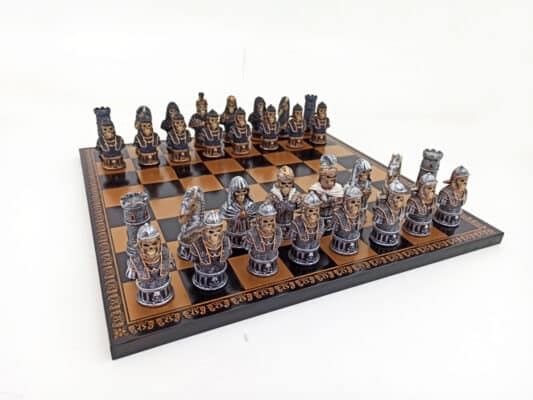 Juego de Ajedrez Calavera Pintado a Mano y Tablero de Símil Cuero Negro