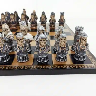 Alternative view of Juego de ajedrez con cabeza de muerte pintada a mano y tablero de ajedrez de cuero negro