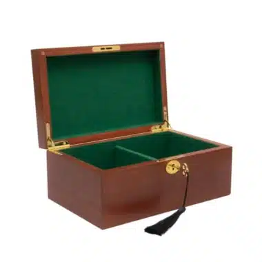 Caja de almacenamiento de caoba abierta, interior de fieltro verde compartimentado