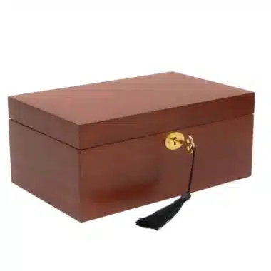 Caja de almacenamiento de caoba cerrada, vista exterior con llave colgante