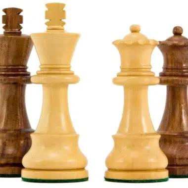 Reyes y damas del juego de ajedrez Staunton en madera clara y oscura, frente a frente