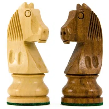 Caballos del juego de ajedrez Staunton en madera clara y oscura, frente a frente