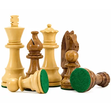 Piezas del juego de ajedrez Staunton con dos reyes tumbados sobre base de fieltro verde