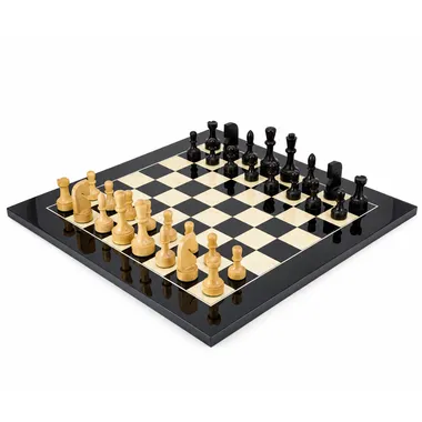 Juego de ajedrez contemporáneo completo sobre tablero negro y arce, vista general