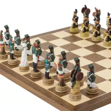 Juego de ajedrez de resina Napoleón contra Rusia y tablero de ajedrez de madera de arce y nogal