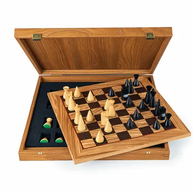 Caja de madera abierta con tablero integrado y piezas en madera de rosa