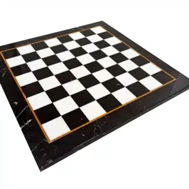Tablero de mármol blanco y negro