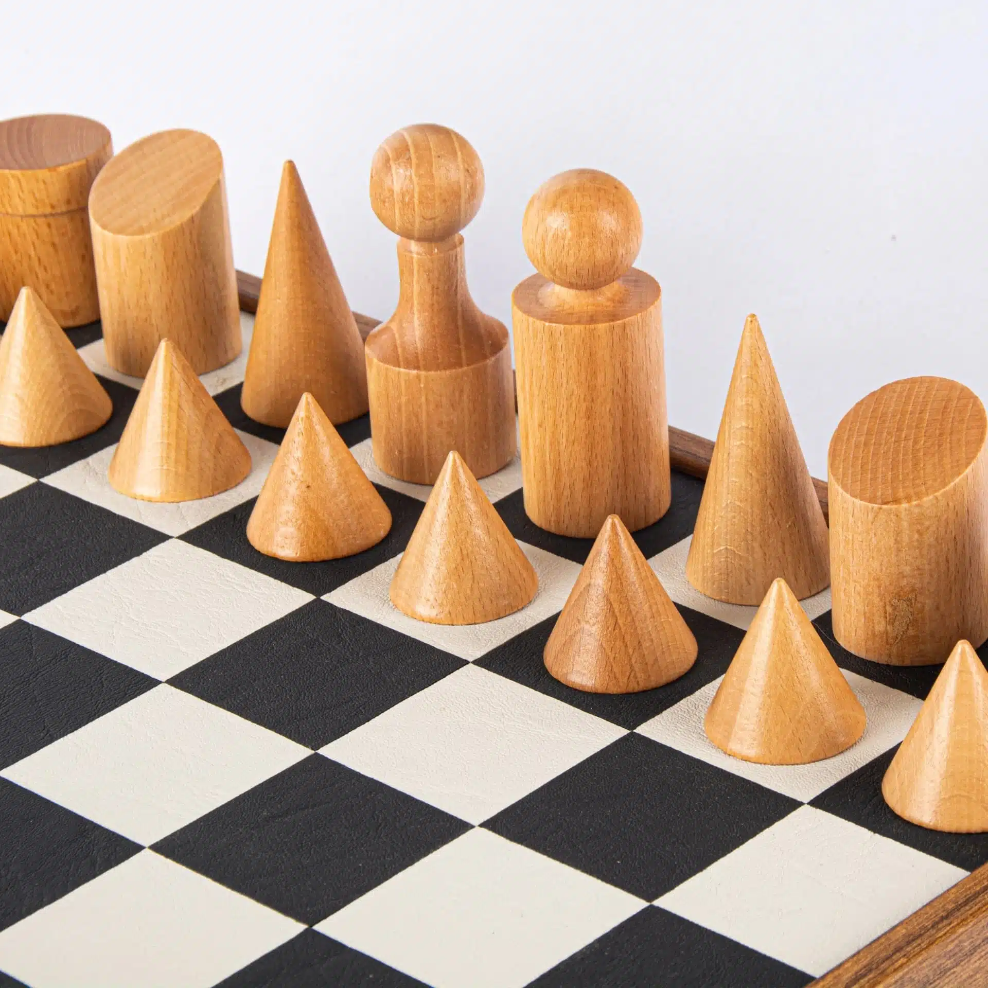 Juego de ajedrez de madera y cuero de la Bauhaus en blanco y negro, con almacenamiento - Imagen 3