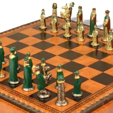 Primer plano de las figuras medievales verdes y doradas alineadas sobre el tablero
