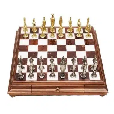 Alternative view of Juego Florentino Renacimiento III y tablero de ajedrez sobre soporte con cajón