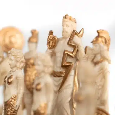Detalle de las piezas doradas y marfil que representan a Zeus y los dioses griegos