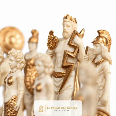 Detalle de las piezas doradas y marfil que representan a Zeus y los dioses griegos
