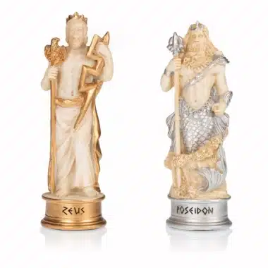 Piezas de Zeus y Poséidon presentadas una junto a la otra sobre fondo blanco