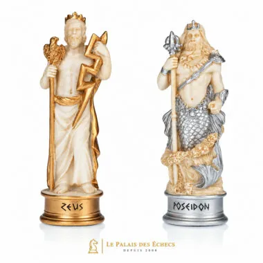 Piezas de Zeus y Poséidon presentadas una junto a la otra sobre fondo blanco