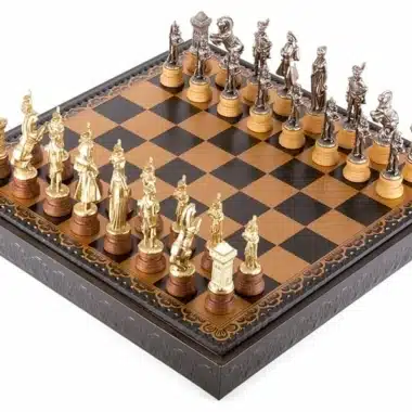 Piezas de ajedrez Napoleón y tablero de ajedrez negro con almacenamiento