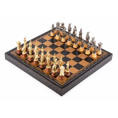 Juego de ajedrez completo Napoleón: piezas doradas y plateadas sobre tablero negro y oro