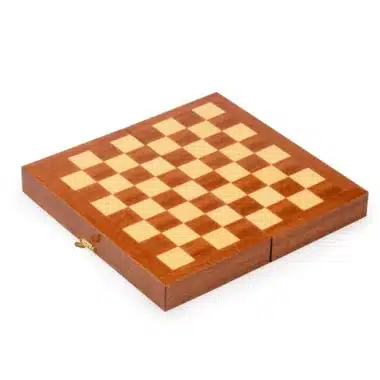 Tablero de ajedrez plegable de madera de caoba cerrado, vista diagonal superior