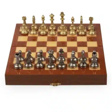 Juego de ajedrez de viaje plegable en caoba, piezas doradas y plateadas colocadas