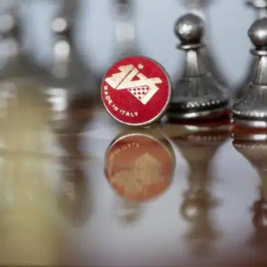 Pieza redonda colocada sobre el tablero reflejando las piezas plateadas