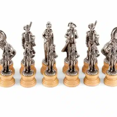 Piezas de ajedrez Napoleón plateadas alineadas, detalle de las figuras sobre base de madera clara