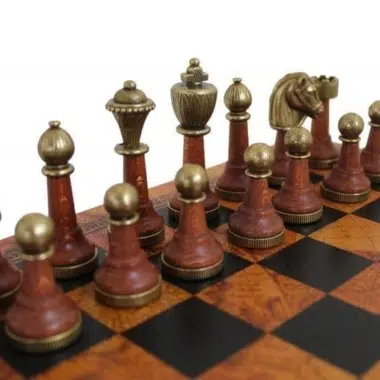 Alternative view of Tablero de ajedrez de cuero artificial marrón y juego de ajedrez de madera y metal Staunton