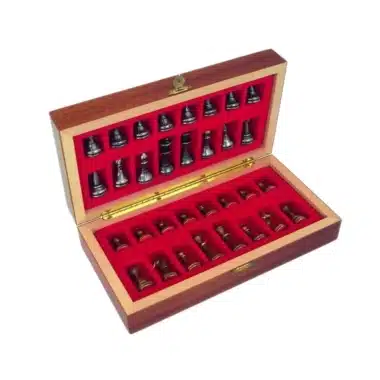 Caja abierta mostrando las piezas doradas y plateadas en el fieltro rojo