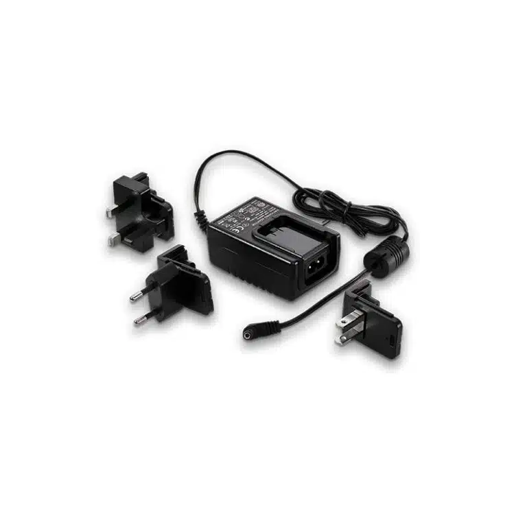 Adaptador de corriente negro con cable y cuatro clavijas intercambiables para enchufes internacionales