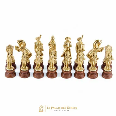 Piezas de ajedrez Napoleón doradas alineadas, detalle de las figuras sobre base de madera