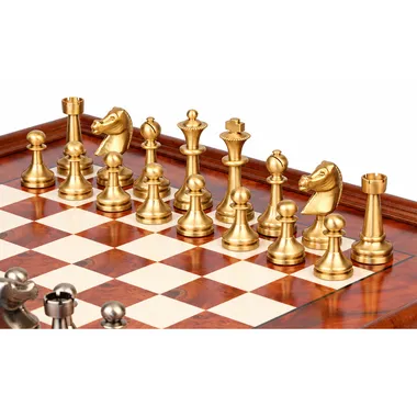 Piezas de latón macizo dorado del juego Grand Staunton alineadas sobre el tablero