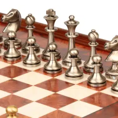 Piezas de latón plateado del juego Grand Staunton en primer plano sobre el tablero