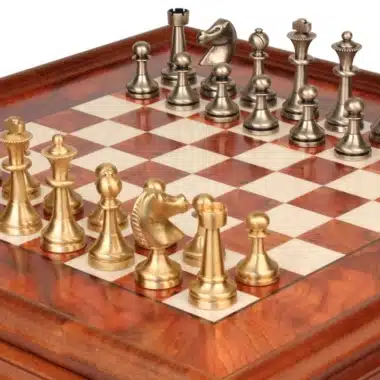 Piezas doradas y plateadas del juego Grand Staunton enfrentadas sobre el tablero