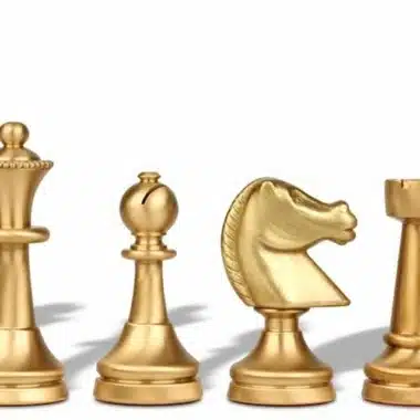 Piezas de latón macizo dorado: dama, peón, caballo y torre