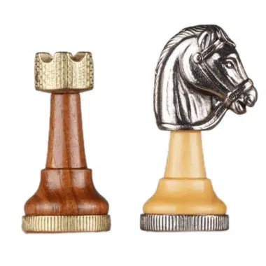 Torre y caballo Staunton, detalle de acabados en madera y metal dorado/plateado