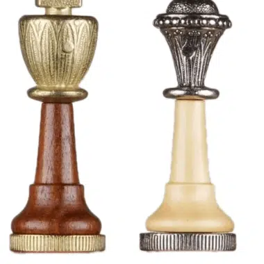 Comparación de los reyes de madera con remate metálico dorado y plateado