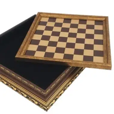 Tablero de ajedrez de madera dorada y caja de almacenamiento abierta, vista superior