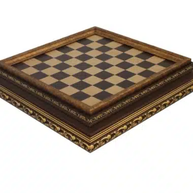 Tablero de ajedrez de madera dorada con marco ornamentado, caja de almacenamiento cerrada