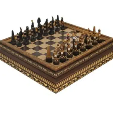 Juego de ajedrez Egipto, vista general de las piezas negras y doradas colocadas